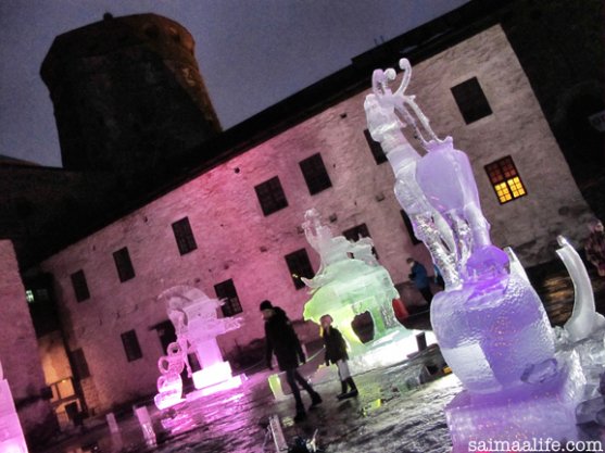 family-visiting-olavinlinna-castle-in-savonlinna