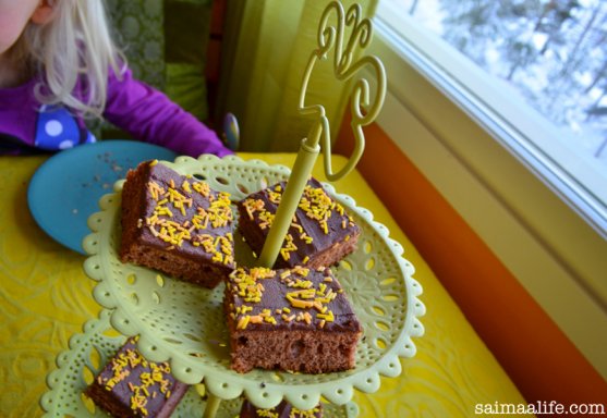 mom-and-daughter-eating-chocolate-brownies-1