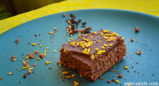 mom-and-daughter-eating-chocolate-brownies-4