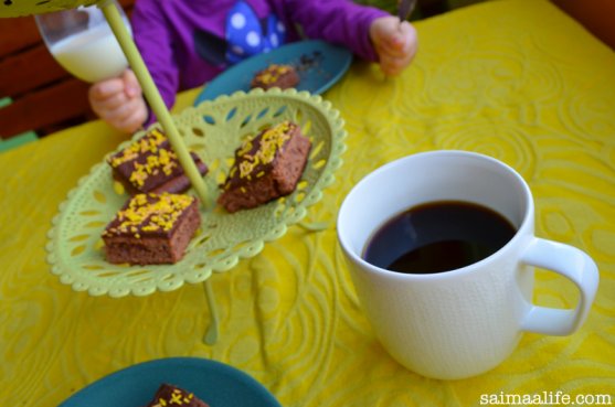 mom-and-daughter-eating-chocolate-brownies-6