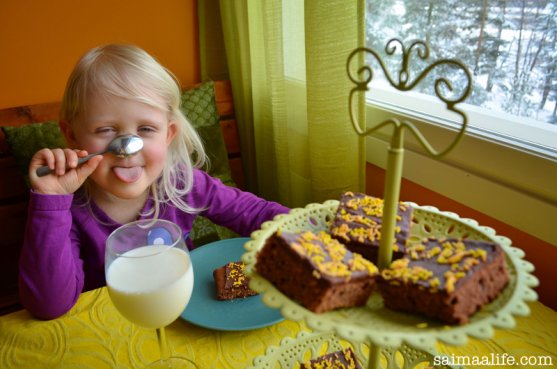 mom-and-daughter-eating-chocolate-brownies-8