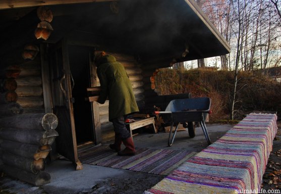 mother-heating-smoke-sauna