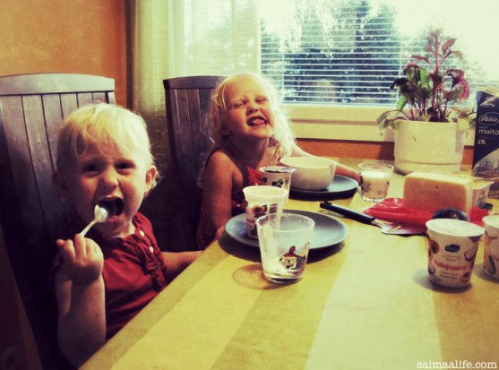 children-eating-evening-snack-at-home