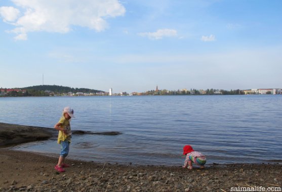 children-playing-on-beach-in-savonlinna