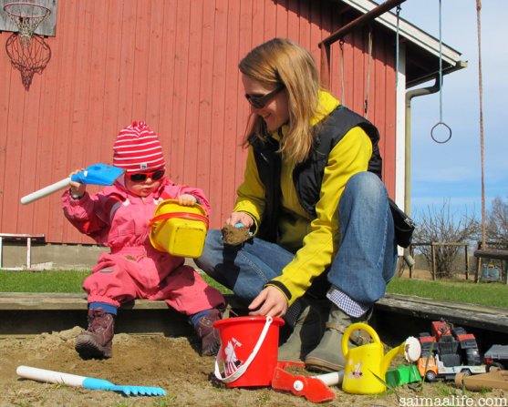 mom-and-daughter-playing-on-sandbox-in-spring