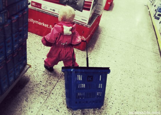 small-child-in-grocery-store