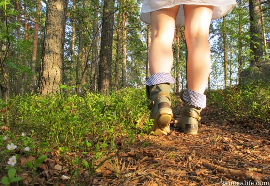 woman-walking-in-forest-with-globe-hope-klabbi-shoes