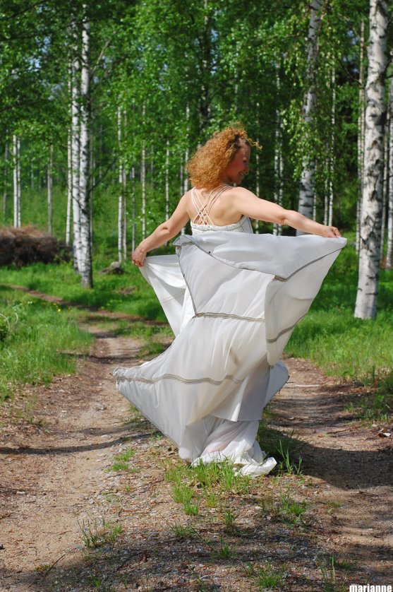 woman-dancing-in-nature