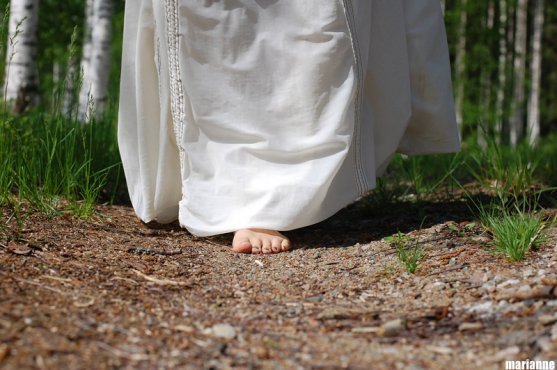 woman-walking-on-barefeet