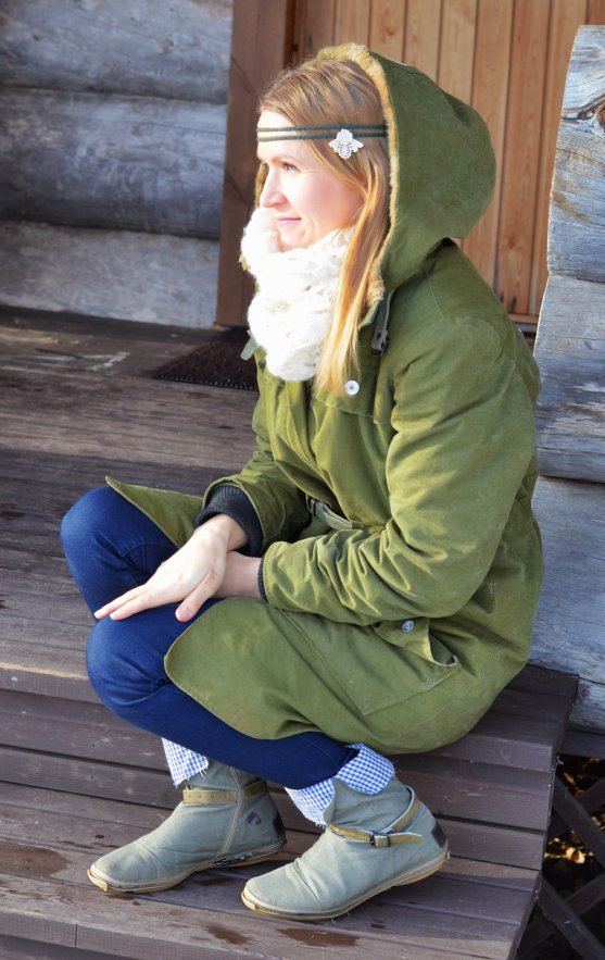 globe-hope-winter-jacket-and-shoes-sustainably-chic-chain-headband