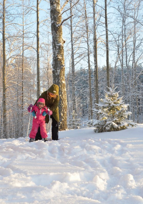 child-learning-cross-country-skiing