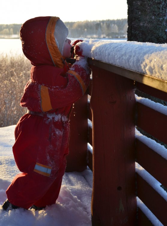 child-outdoors-in-winter