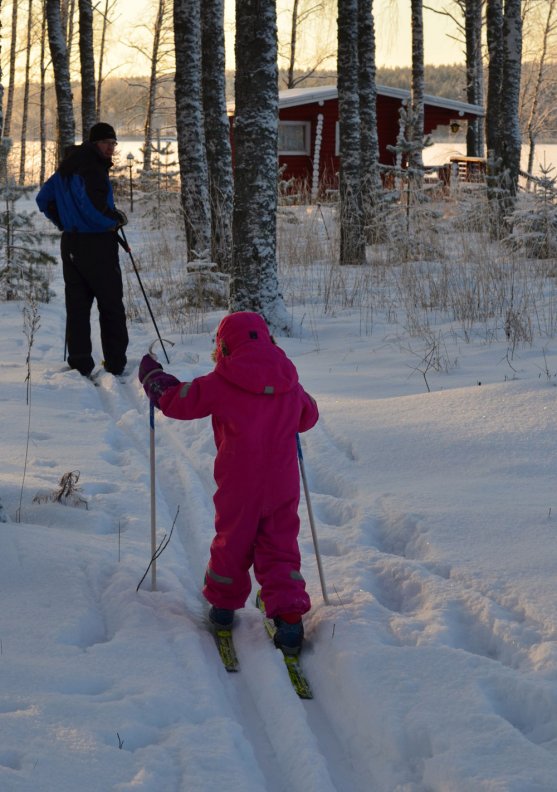 father-teaching-child-to-ski