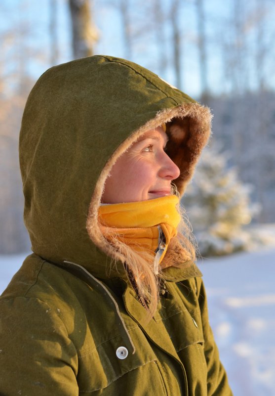 mother-outdoors-in-winter