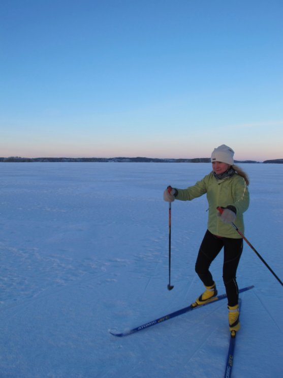 woman-cross-country-skiing-on-the-lake-puruvesi