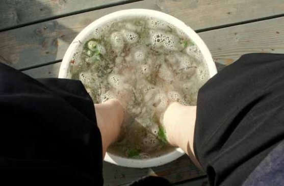 mirja-nylander-feet-into-bath