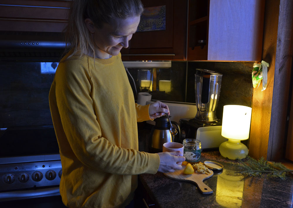 adding lemon juice and honey for pain relief ginger tea