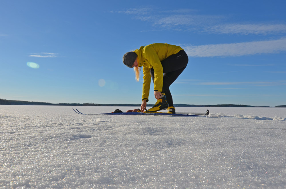 from-stress-to-relaxation-with-the-help-of-nature-winter-skiing-on-lake-saimaa