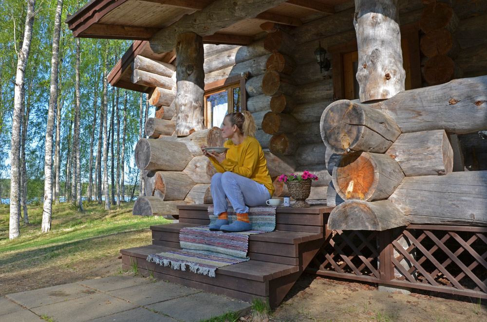 woman-eating-breakfast-outdoors