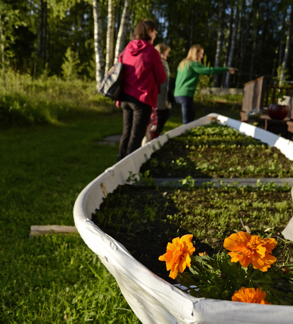 saimaalife-introducing-boat-garden-to-guests