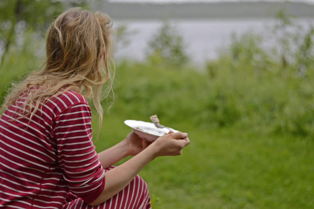 summer-breakfast-outdoors