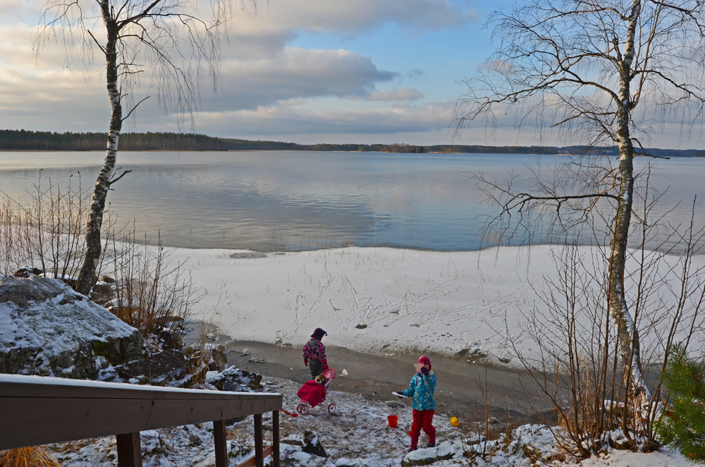 children-playing-with-ice-saimaalife