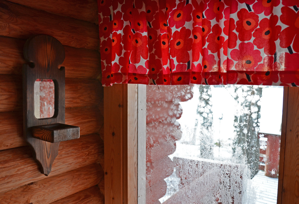 Marimekko curtains in a log house - SaimaaLife.com