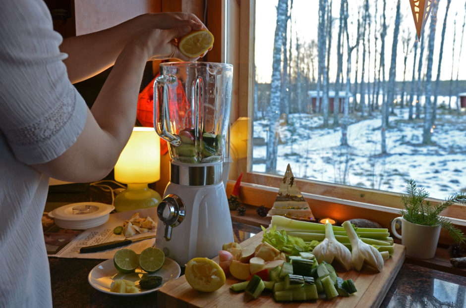 Cleansing Green Smoothie Recipe + Another Detox Tip - SaimaaLife