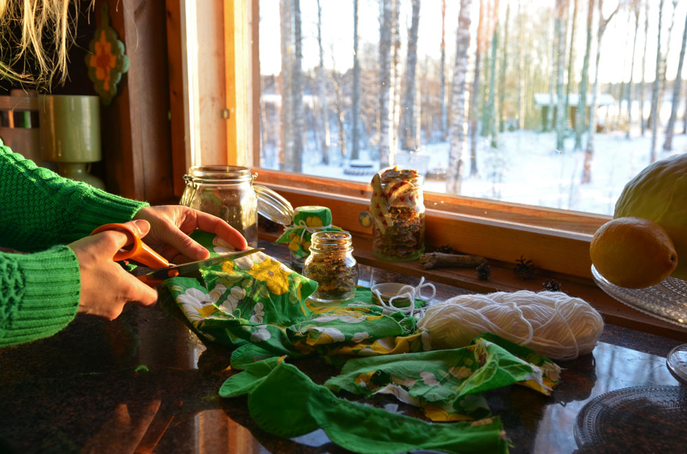 Decorating glass jars for crispbread