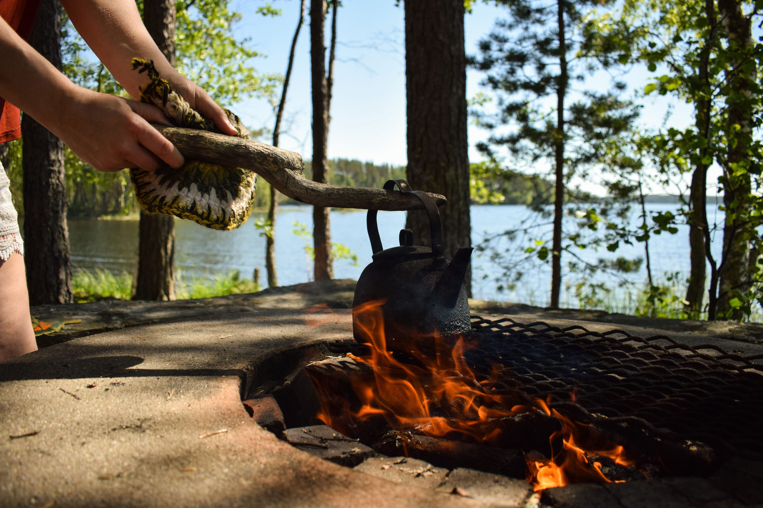 Making coffee by the campfire at Kukkoniemen Lomamökit rental cottages in Punkaharju, Saimaa
