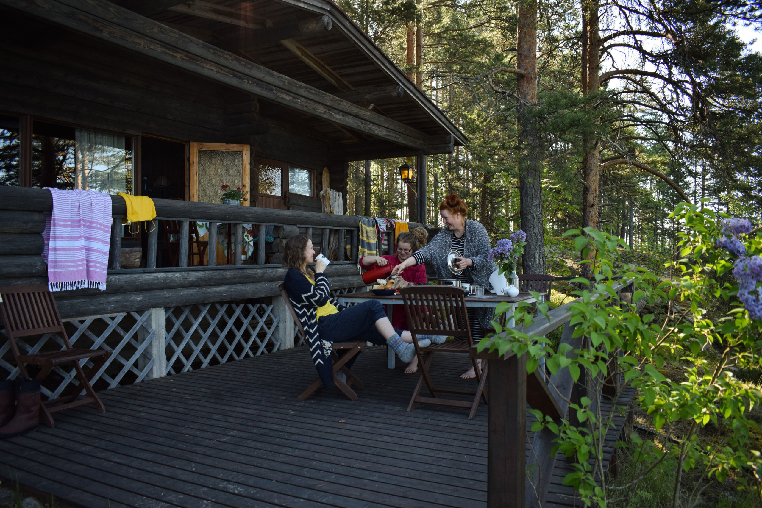 saimaaLife women enjoying lakeside breakfast at Kukkoniemen Lomamökit rental cottages in Punkaharju, Saimaa