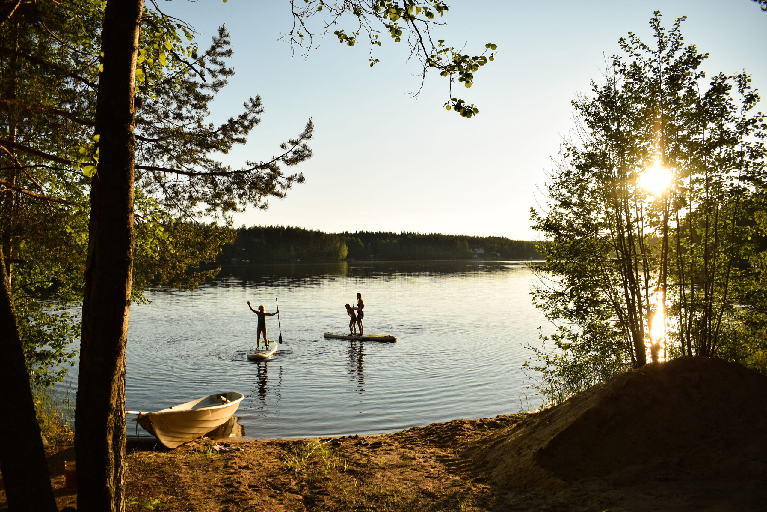 Summer lake activity SUP at Kukkoniemen Lomamökit rental cottages in Punkaharju, Saimaa