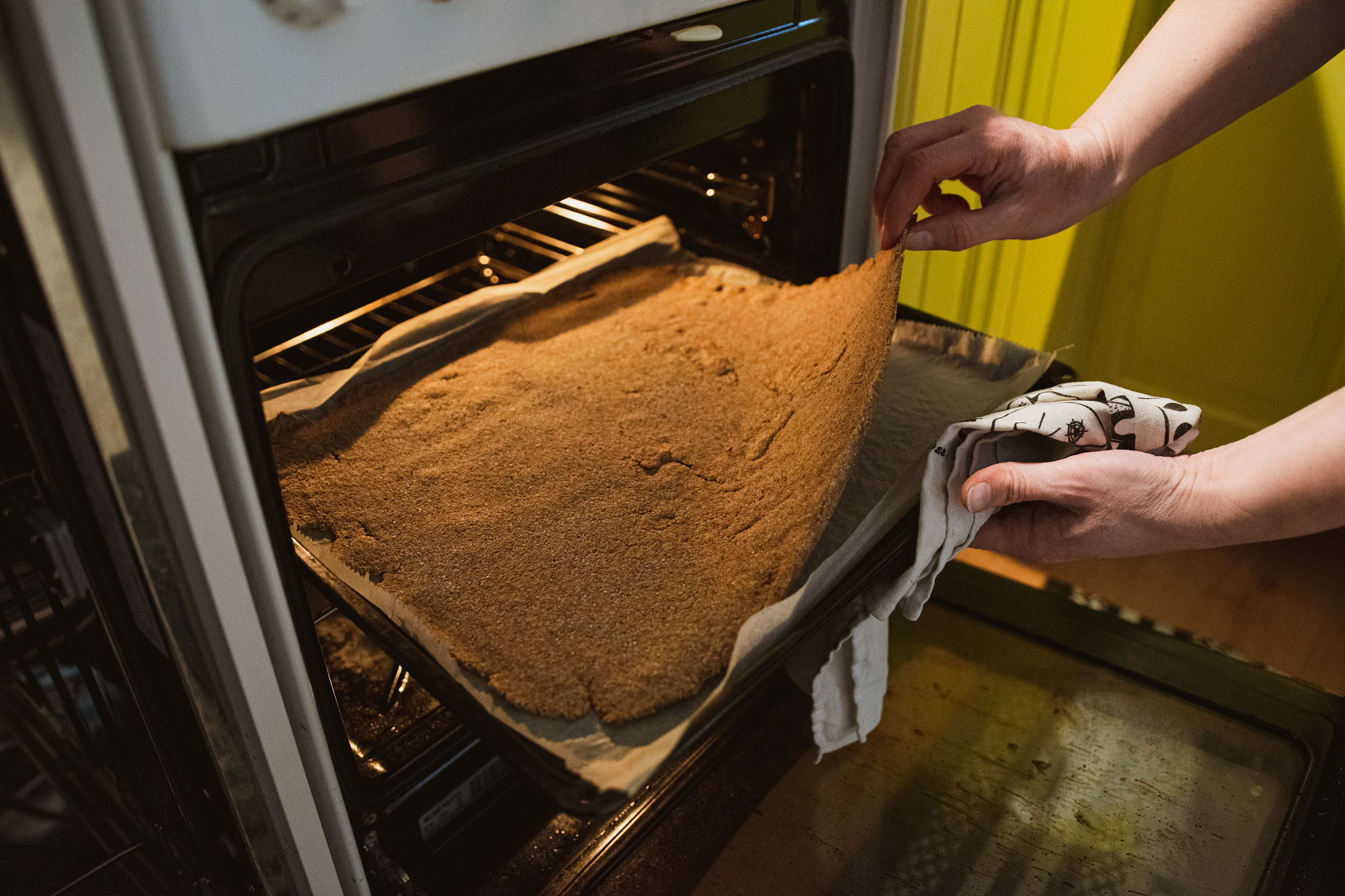 Baking simple recipe of Finnish rye cracker, "Näkkäri", in the oven