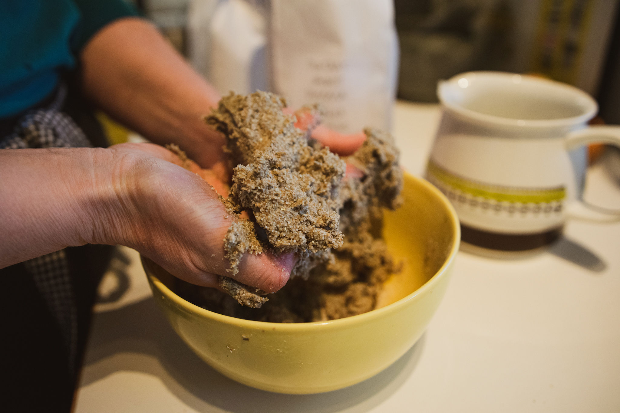 Baking simple recipe of Finnish rye cracker, "Näkkäri"