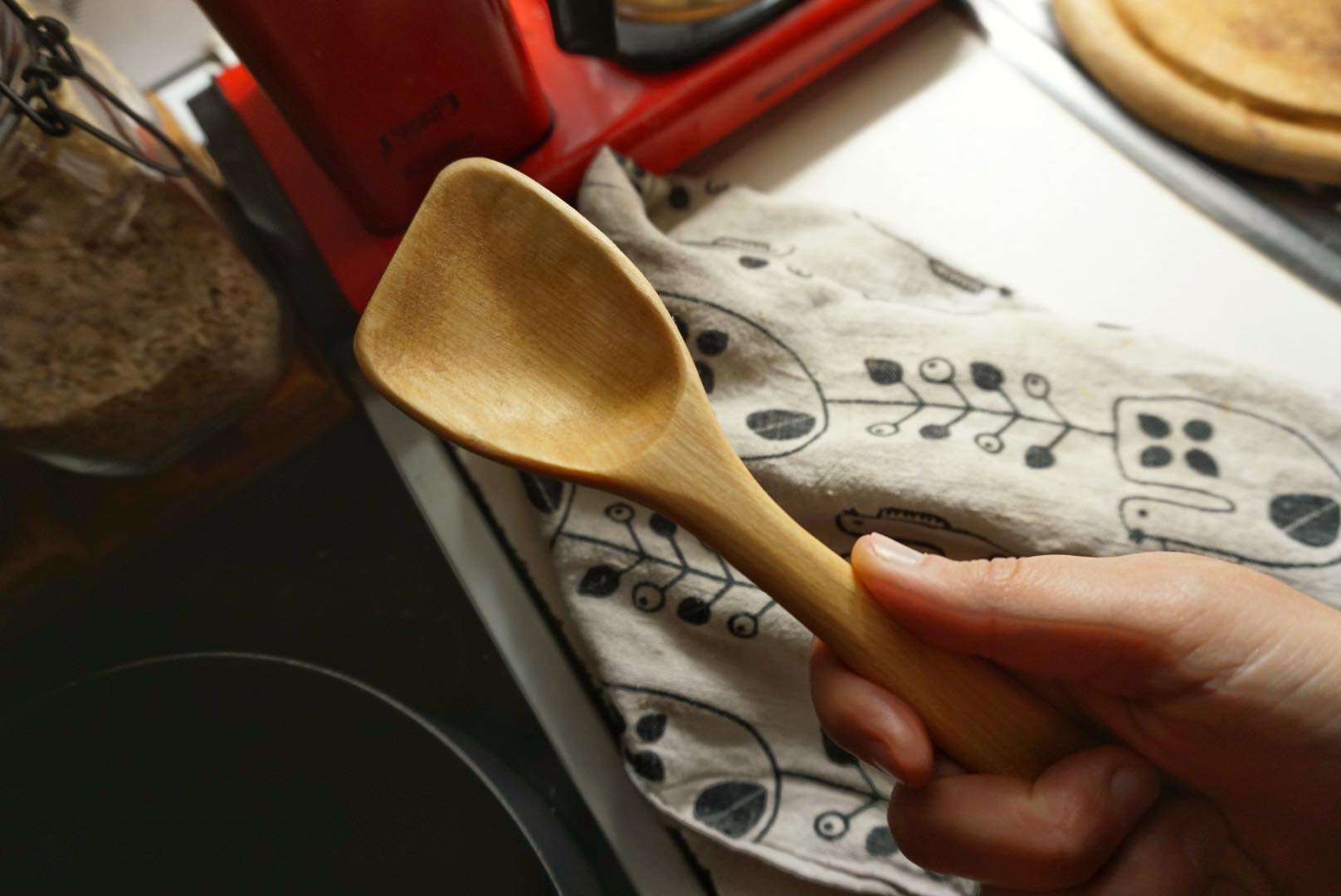 Wooden saimaaLife cooking spatula and Aapiste linen kitchen towel