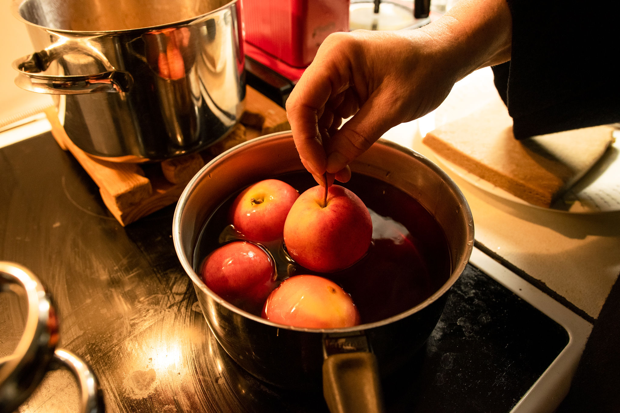 Boiling apples for simple Christmas apple dessert 